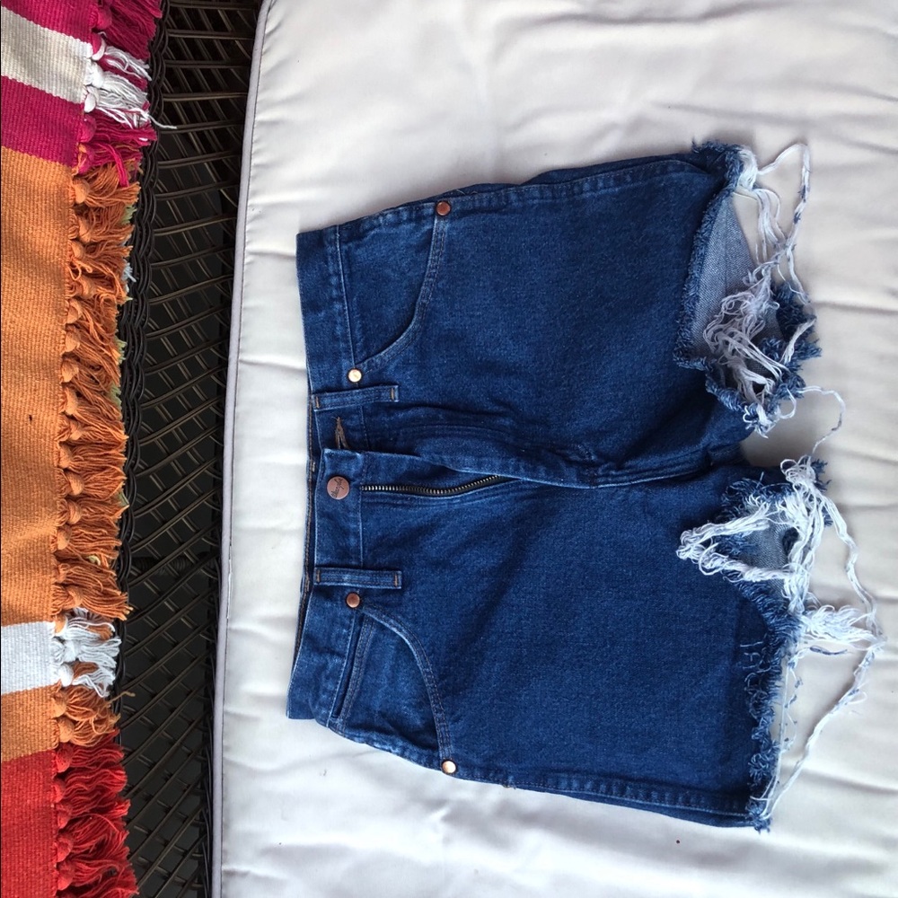 VINTAGE wrangler cut off denim shorts!